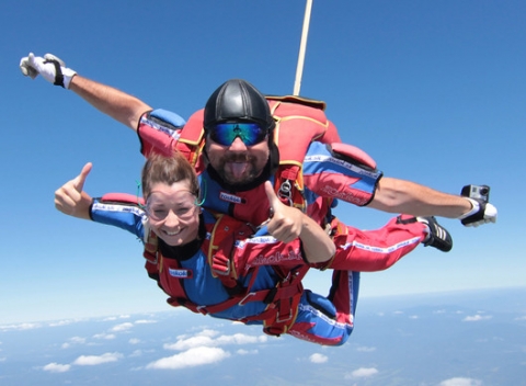 Absolútne adrenalínové vzrušenie! Tandemový zoskok z výšky až 3000 m n. m.