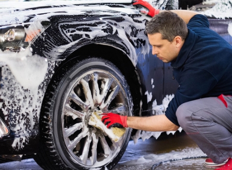 Kompletné umytie auta s voskovaním, vyčistenie interiéru s či bez tepovania v autoumyvárni GANTI.