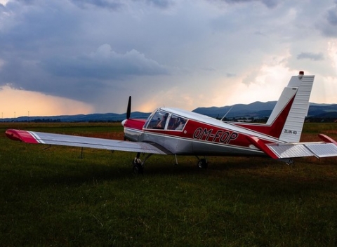 Pobyt s plnou penziou v penzióne priamo na letisku Trenčín - vyhliadkové lety a letecký simulátor.