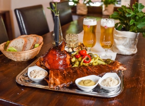 Príďte si pochutnať na dvojkilovom grilovanom kolene a rebierkách s pivom Budvar na Devíne.