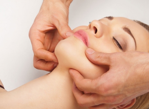 Masáž tváre a dekoltu alebo hĺbkové čistenie pleti, pre krásnu a mladú pleť.