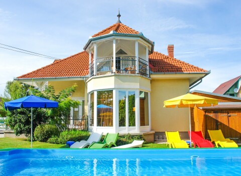 Pobyt 400 m od Balatonu: Admirál Family Resort **** s wellness, vonkajším bazénom a polpenziou.