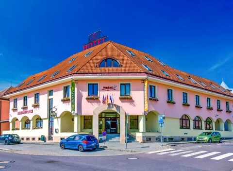 Znojmo pri viniciach: Rodinný Hotel N *** s polpenziou, fľašou vína a návštevou cukrárne + odpočinok v saune.