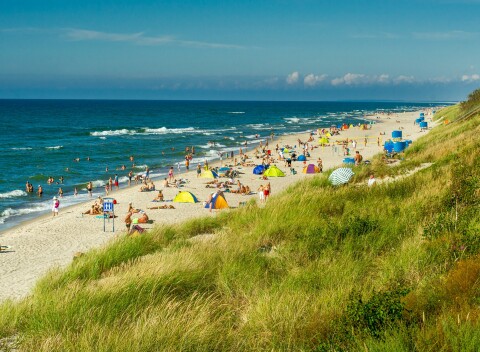 Baltské more len 50 m od pláže: Apartamenty Kołobrzeg s polpenziou, neobmedzeným wellness a detským svetom.