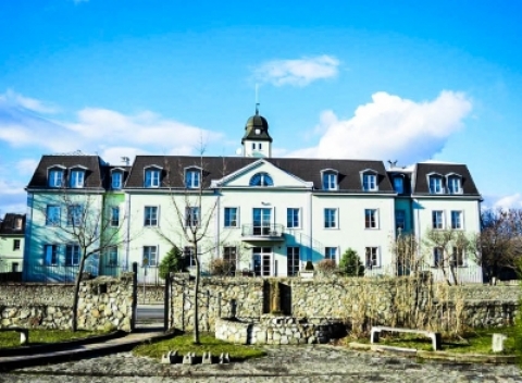 Bratislava: 4* luxus neďaleko Šúrskeho pralesa na zámku s bazénom a polpenziou.