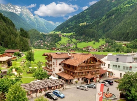 Relax v tirolskom hoteli Gutshof Zillertal****, bazén s výhľadom na hory a 20 € kupón na procedúry.