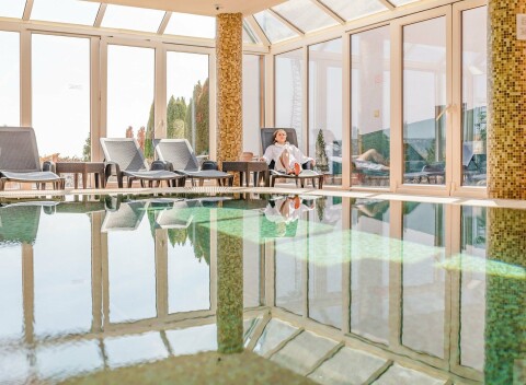 Hévíz: Főnix Club Hotel *** v apartmánoch so zážitkovými kúpeľmi, wellness a raňajkami.