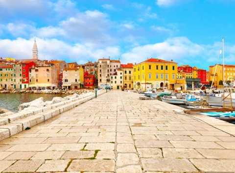Navštívte romantické historické mestečko Novigrad ležiace na západnom výbežku Istrijského polostrova.