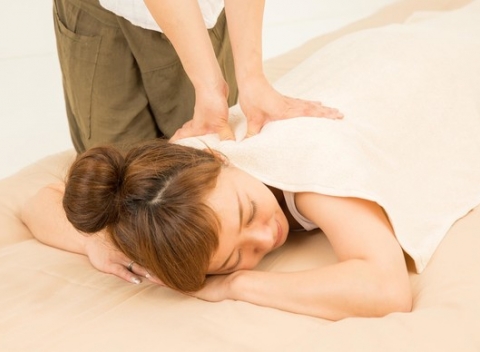 Masáže tibetského majstra - čínske masáže Gua Sha či Tui Na spojená s masážou akupunktúrnych bodov.