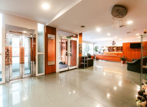 Hotel Adria*** v centre Trenčianskych Teplíc len 5 minút pešo od hammam kúpeľov.