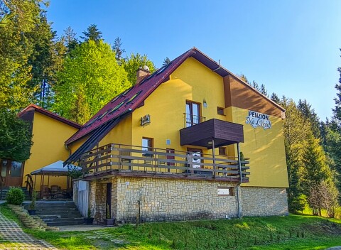 Pobyt v Beskydách: Penzión Na Lůkách s polpenziou, saunou a biliardom + možnosť bowlingu a vírivky.