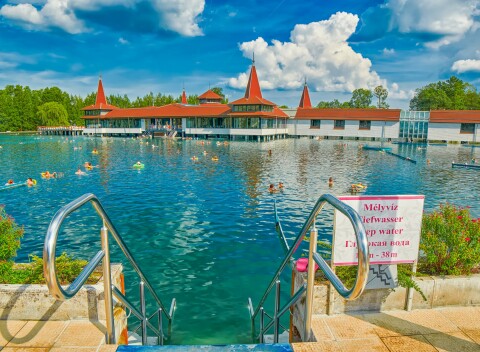 Maďarsko 100 m od jazera Hévíz v Bonvital Wellness & Gastro Hoteli **** s wellness a polpenziou.