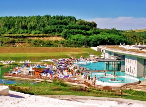 Super relax v Egerszalóku: 4* Saliris Resort, polpenzia a termály so 17 bazénmi neobmedzene.