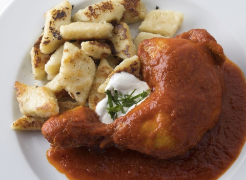 Hlavné menu s nápojom v malej a tak trochu punkovej reštike Kontakt v centre Bratislavy.