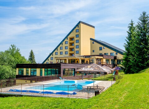 Biele Karpaty v Horskom Hoteli Jelenovská *** s polpenziou, neobmedzeným wellness + zábal.