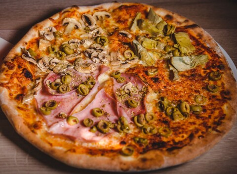 Príjemné posedenie v modernej reštaurácii  a akcia 1+1€ na jedlo v Marína Restaurant, Žilina.