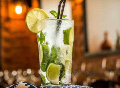 Vychutnajte si leto v pohároch! Miešané drinky podľa vlastného výberu v bare Barbakan.