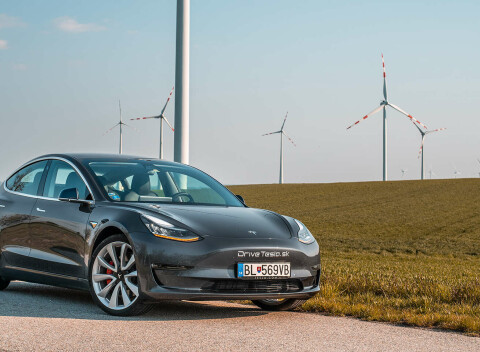 Jazda na unikátnej Tesla Model 3 – zažite dychberúce zrýchlenie a technológiu 21. storočia.