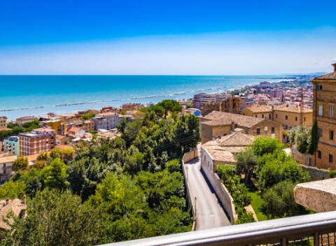 Dovolenkový oddych na talianskej palmovej riviére Grottammare s polpenziou a dopravou v cene.