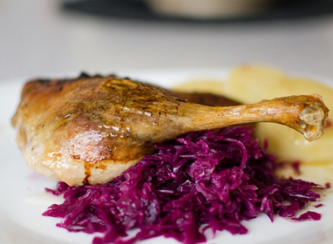 Obľúbená chrumkavá kačacinka a víno pre dvoch v Zlatej Lipe v Bratislave.