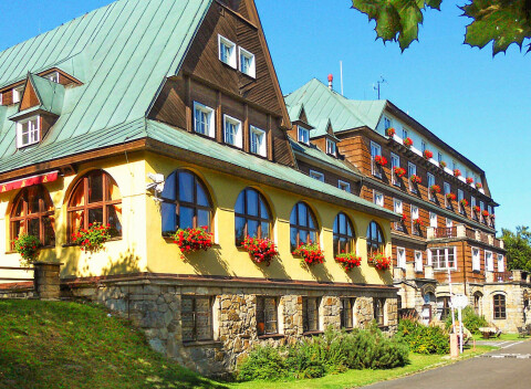 Leto v českých Beskydách v hoteli Tanečnica*** priamo pri chodníku korunami stromov.