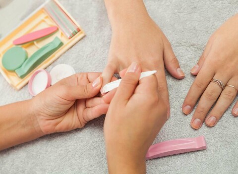 Manikúra klasická, japonská alebo s extra výživou IBX v DEA studio Bratislava.