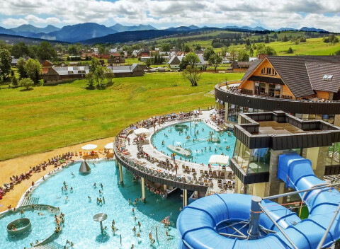 Chocholowskie Termy – top aquapark s 30 bazénmi na 2 poschodiach, aj na leto.