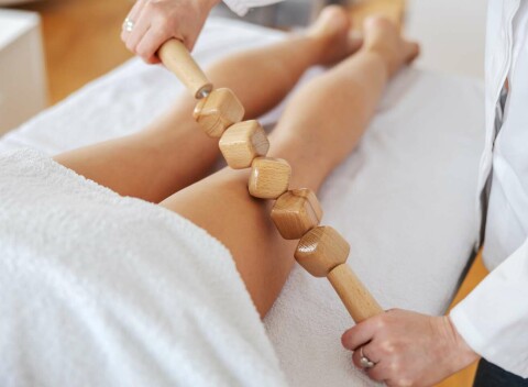 Maderoterapia tváre alebo tela na vypnutie pokožky a zbavenie sa celulitídy.