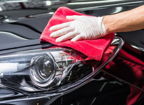 Ručné čistenie interiéru a exteriéru osobného a SUV vozidla. V čistom vozidle sa lepšie sedí.