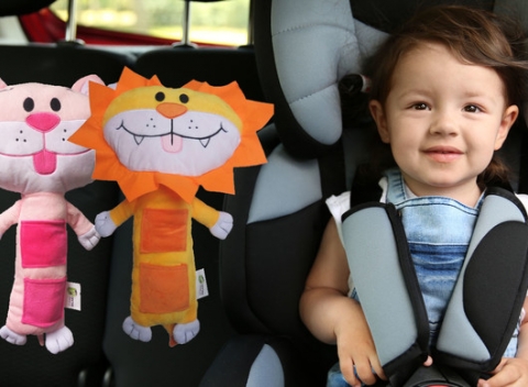 Plyšové zvieratká pre skrátenie dlhých chvíľ v aute. Na výber Mačička alebo Lev.