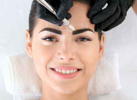 Farbenie mihalníc, tetovanie obočia a liniek alebo anti age galvanoterapia s technológiou zámku na vek.