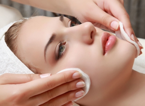 Kozmetické procedúry zamerané na potreby vašej pleti - ošetrenie aknóznej pleti, lifting.