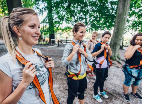 Vstup do lanového centra na Kolibe s množstvom prekážok pre veľkých aj malých.