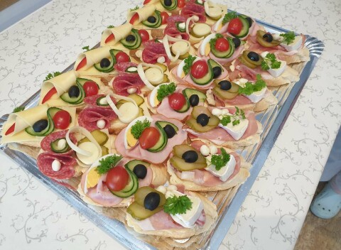 Chlebíčky, jednohubky a koláčiky s osobným odberom či donáškou domov.