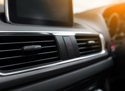 Plnenie a servis klimatizácie auta.  Nechajte si skontrolovať, prípadne doplniť chladiacu kvapalinu.