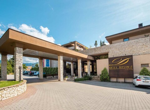 Wellness Hotel Diplomat****: Leto v Rajeckých Tepliciach s polpenziou a bazénom, saunami neobmedzene.