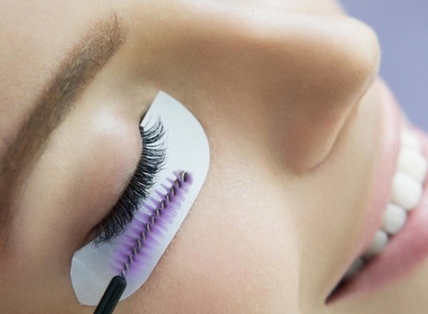 Aplikácia 3D mihalníc alebo úprava a farbenie obočia bez potreby každodenného líčenia.