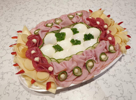 Obložené syrovo - mäsové misy – ideálne pre vaše oslavy doma či v práci.