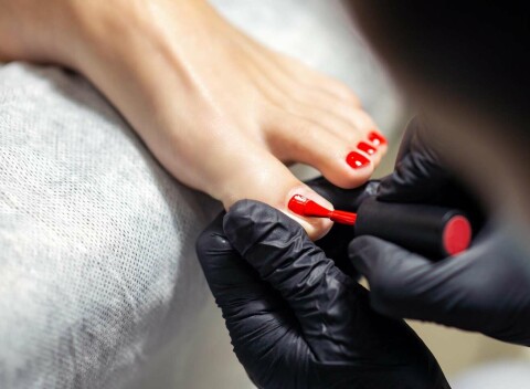 Suchá či mokrá pedikúra s lakovaním. Starostlivosť o pokožku nôh je dôležitá v každom ročnom období.