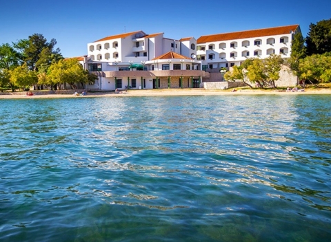 Pohodlná prímorská dovolenka pri pláži v hoteli Miran Pirovac Apartments, Chorvátsko.