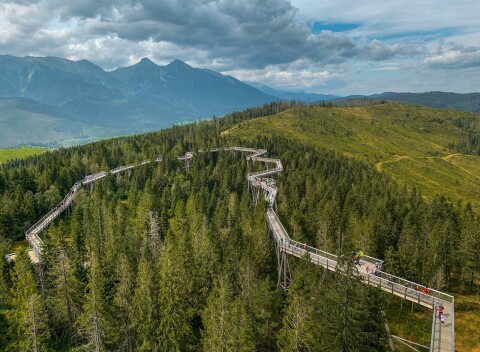 Dovolenka v penzióne Ciriak pod Belianskymi Tatrami na skok od Chodníka korunami stromov.