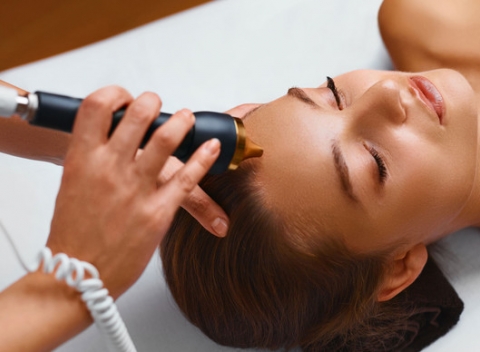 Krajšia pleť s hĺbkovým čistením, dermabráziou či skin scrubberom. Vaša tvár bude žiarivá a hydratovaná.