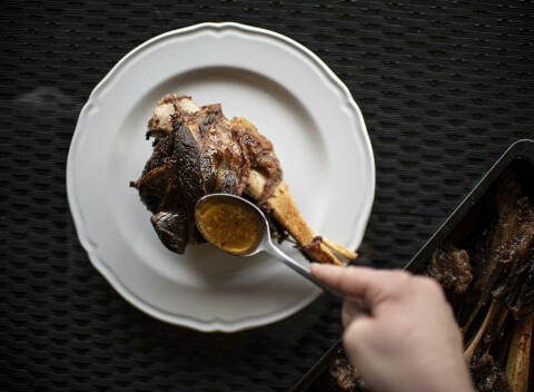 MEGA PORCIA: 5 kíl rebierok, kolena, krkovičky a príloh od uja Jajcaya z Grobu s dovozom k vám domov.