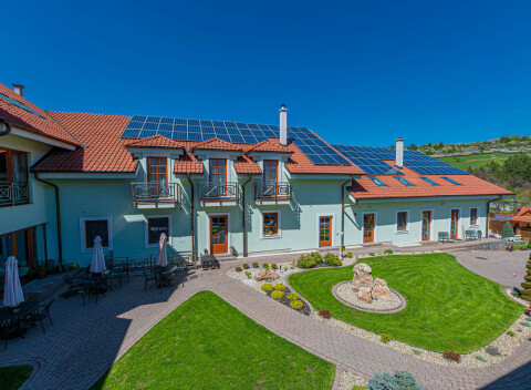 Penzión Tri Koruny s raňajkami, fľašou vína, vstupom do sauny a vonkajšej kade.