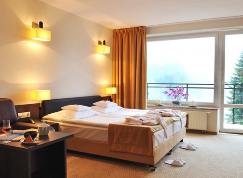 Oddych v ocenenom hoteli 4 Pory Roku & Spa v Krynica - Zdrój s raňajkami alebo polpenziou.