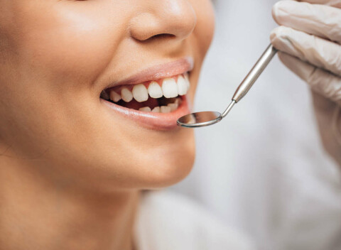 Dentálna hygiena alebo bielenie zubov s pieskovaním pre jednu alebo dve osoby.