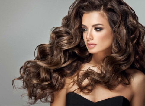 Trvalá na vlasy v salóne Arria – šetrná aplikácia na prirodzene vyzerajúce kučery.