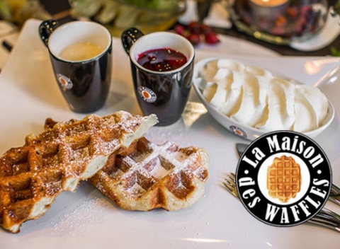 Pravá belgická Wafla s horúcimi višňami, vanilkovým krémom, pravou šľahačkou a espressom.