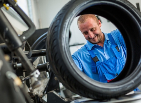 Umytie a kompletné prezutie vozidla v AquaReina. Najnovšie linky WashTec s karlitovými kefami.