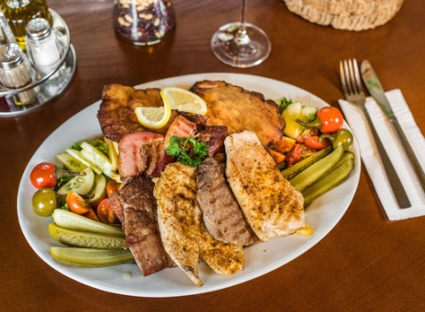 Vychutnajte si poriadnu porciu XXL rezňa z bravčového karé alebo misu mäsa v reštaurácii Wolker.